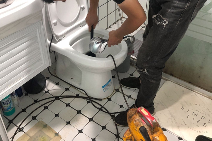 九真镇疏通下水道