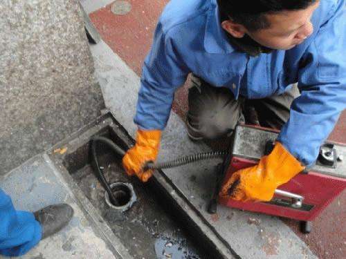 九真镇疏通下水道