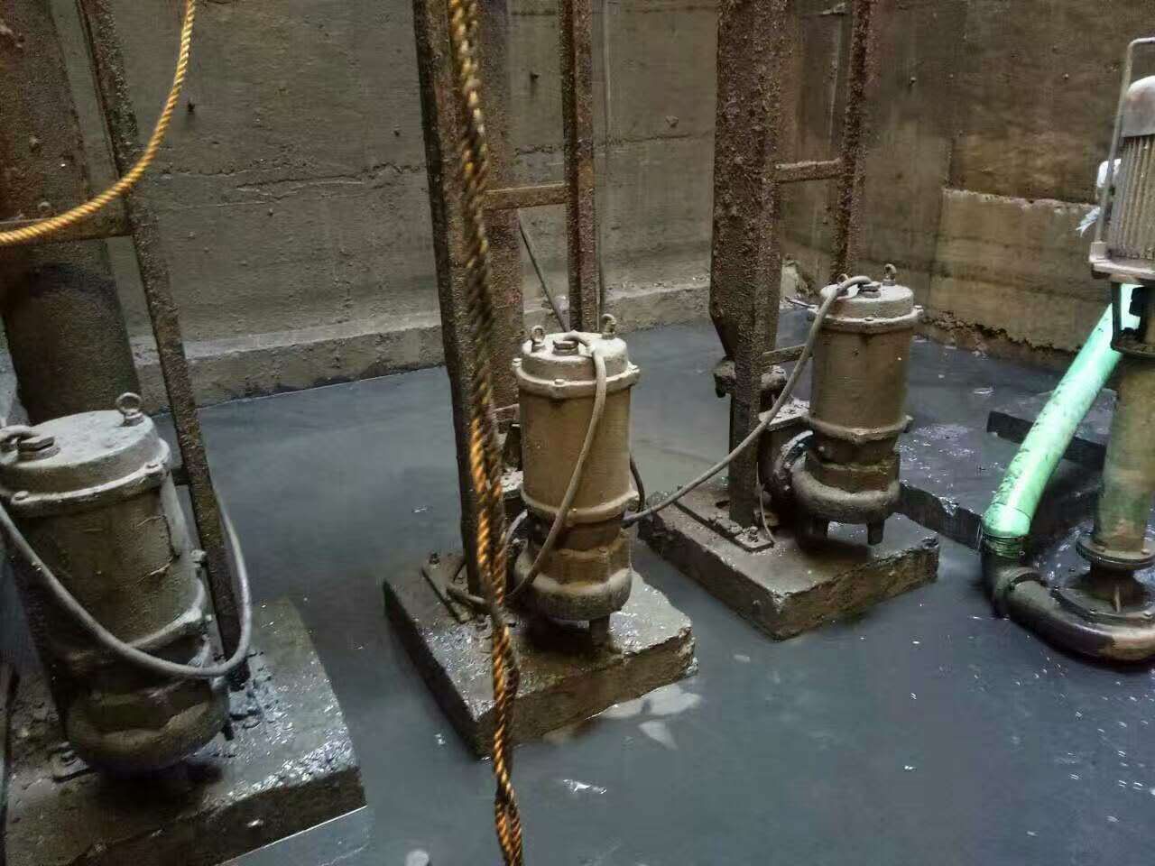 九真镇污水池清理